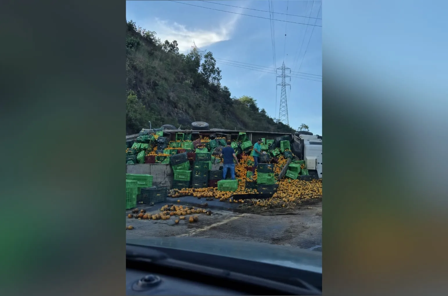 # Caminhão carregado com mexericas capota no Anel Rodoviário de BH e deixa motorista ferido Um caminhão carregado com mexericas capotou na madrugada deste domingo (12) no Anel Rodoviário de Belo Horizonte, na altura do bairro Olhos D'Água, na região Oeste da capital mineira. O acidente deixou o motorista, de 41 anos, ferido, provocou vazamento de combustível e exigiu a interdição parcial da pista durante o atendimento da ocorrência. #### Motorista recebeu atendimento no local O Corpo de Bombeiros Militar de Minas Gerais atendeu a ocorrência por volta das 2h13. O motorista apresentou suspeita de fratura em uma das pernas, recebeu os primeiros socorros ainda no local e seguiu em uma ambulância do Samu para uma unidade hospitalar. Até o momento, as autoridades não divulgaram informações atualizadas sobre o estado de saúde da vítima. #### Vazamento de óleo mobilizou equipes O capotamento espalhou combustível sobre a pista e aumentou o risco de novos acidentes. Para eliminar o perigo, os bombeiros aplicaram serragem sobre o asfalto e realizaram o trabalho de contenção e limpeza da área. A carga de mexericas também ficou espalhada às margens da rodovia após o acidente. #### Trânsito ficou parcialmente interditado As equipes interditaram parcialmente a pista durante o atendimento e os trabalhos de remoção dos riscos. Após a conclusão da operação, o Corpo de Bombeiros entregou a ocorrência à Polícia Militar de Minas Gerais e à Guarda Civil Municipal, que deram continuidade aos procedimentos no local. As causas do capotamento ainda não foram informadas pelas autoridades.