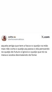 Quando a amiga tem o queijo na mão, mas pensa demais e esquece de aproveitar o p em destaque