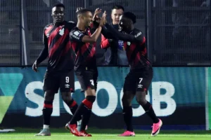 Athletico-PR vira sobre o São Paulo em cinco minutos e amplia sequência invicta no Brasileirão; veja os gols