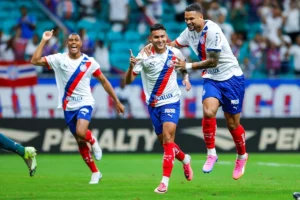 Bahia supera a Chapecoense na Fonte Nova e segue no G-6 do Brasileirão; veja os gols