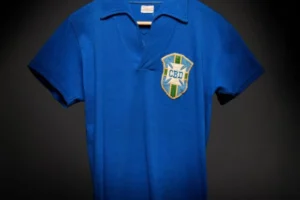 Camisa histórica de Pelé usada na Copa de 1958 é arrematada por R$ 25 milhões em leilão