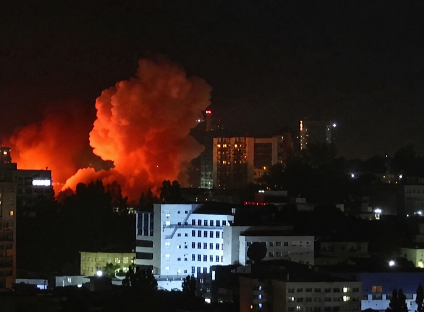 Bombardeio em massa com mísseis deixa cenário de destruição; Veja vídeo