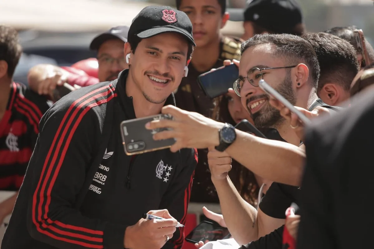 Flamengo desembarca em Brasília com elenco principal e recebe carinho da torcida; veja vídeo