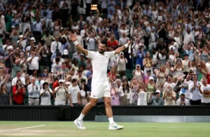 Djokovic vence batalha de mais de cinco horas e garante vaga na semifinal de Wimbledon; veja vídeo