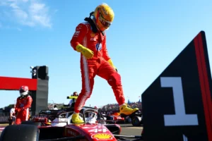 Hamilton conquista pole da sprint em Silverstone; Bortoleto larga em 12º