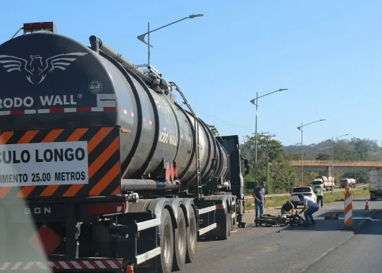 Motociclista sofre ferimentos graves após colisão com carreta na BR-364 em Rondonópolis; veja vídeo