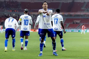 Cruzeiro vence o Internacional no Beira-Rio e entra na briga pelas primeiras posições; veja os gols