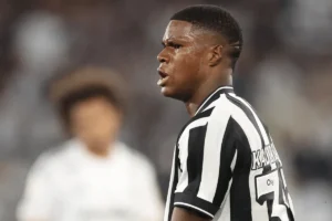 Botafogo vence o Santos nos acréscimos e estreia com vitória na retomada do Brasileirão; veja o gols