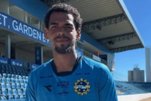 Atacante pede desculpas após ser expulso por urinar ao lado do banco de reservas na Copa Paulista; veja vídeo
