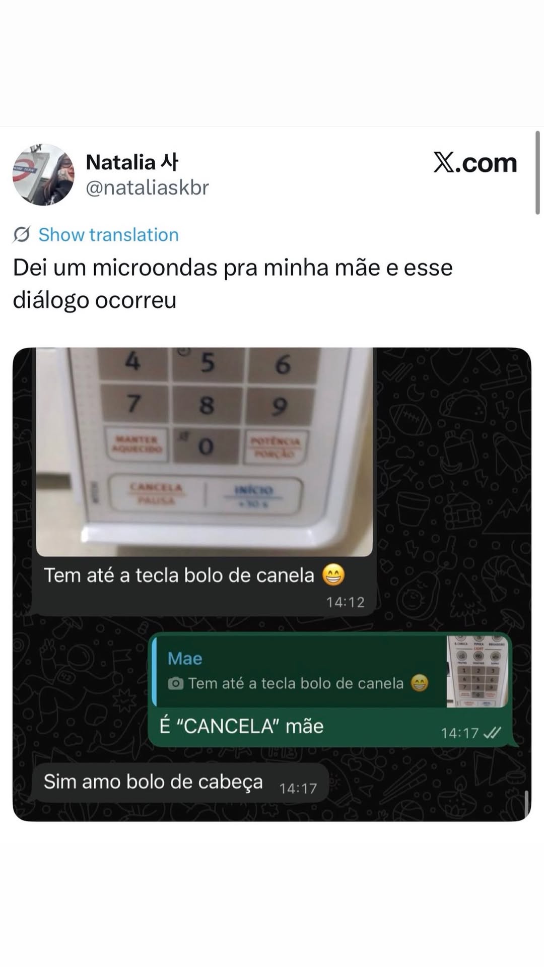 Mãe descobrindo o microondas com tecla de bolo de canela