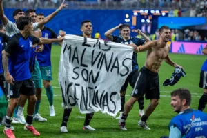 Ilhas Malvinas cobram punição da Fifa após faixa exibida pela Argentina na Copa do Mundo