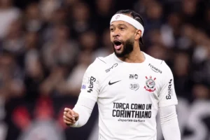 Depay publica mensagem enigmática e aumenta dúvidas sobre futuro no Corinthians