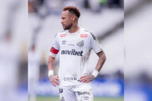 Neymar retorna ao Santos, realiza exames e inicia preparação para voltar a jogar