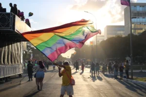 Parada LGBTQIAPN+ reúne milhares de pessoas e destaca participação política nas eleições; veja vídeo