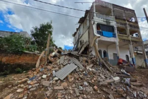 Prédio desaba e cadeirante salta do segundo andar para escapar; veja vídeo