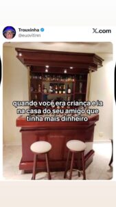 Quem nunca foi o 'trouxinha' na casa do amigo que tinha mais dinheiro? Meme que em destaque