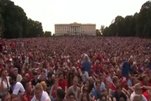 Noruega reúne 90 mil torcedores em homenagem à seleção após campanha histórica na Copa do Mundo