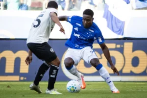 Cruzeiro confirma nova lesão de Sinisterra e atacante sofre quinto problema muscular em menos de um ano