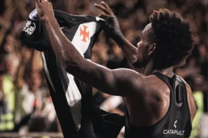 Vasco vence no fim, elimina Independiente Medellín e garante vaga nas oitavas da Sul-Americana; veja o gol