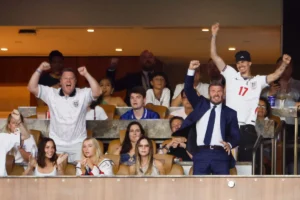 Victoria Beckham vira meme durante jogo da Inglaterra e David Beckham sai em defesa da esposa
