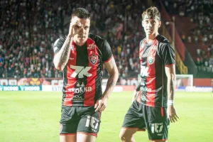 Vitória aproveita falha do Vasco, vence no Barradão e deixa o Z-4 mais distante; veja o gol
