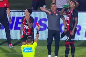 CBF divulga áudios do VAR e mantém silêncio sobre lance polêmico com Maurício; veja vídeo