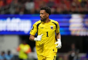 Ídolo do Colo-Colo critica chegada de Vozinha e questiona aposta em goleiro de 40 anos