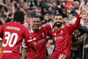 # Uefa muda regra dos cartões e altera exibição do cronômetro nas competições europeias A Uefa implementará mudanças importantes nas competições organizadas pela entidade a partir da nova temporada da Liga dos Campeões, Liga Europa e Liga Conferência. As alterações envolvem o limite de cartões amarelos para suspensão automática e a forma como os cronômetros aparecerão nos telões dos estádios durante as partidas. As mudanças acompanham o novo formato dos torneios europeus, que ampliou o número de jogos na fase inicial e exigiu ajustes nas regras disciplinares e na comunicação com o público. #### Jogadores passarão a cumprir suspensão com quatro amarelos A principal mudança envolve o acúmulo de cartões amarelos. A partir desta temporada, um jogador cumprirá suspensão automática ao receber quatro cartões amarelos. Antes da alteração, a punição ocorria após o terceiro cartão. A Uefa adotou a nova regra porque cada equipe passou a disputar oito partidas na primeira fase das competições, em vez das seis do formato anterior. A entidade manteve a regra para cartões recebidos na mesma partida. Quando um atleta recebe dois cartões amarelos no mesmo jogo, o árbitro aplica o cartão vermelho e determina a expulsão. #### Cronômetros mostrarão o tempo real da partida A Uefa também autorizou os estádios a exibirem o cronômetro sem interrompê-lo aos 45, 90, 105 ou 120 minutos. Com a mudança, os telões poderão mostrar o tempo corrido normalmente durante os acréscimos, oferecendo uma informação mais precisa aos torcedores presentes no estádio. #### Acréscimos terão novo formato de exibição Além da atualização do cronômetro, a Uefa definiu uma nova forma de indicar os acréscimos. Os telões poderão exibir, por exemplo, "45:00 + 3", informando simultaneamente o tempo regulamentar e os minutos adicionados pelo árbitro. Segundo a entidade, a medida busca aumentar a transparência durante as partidas e facilitar a compreensão do tempo restante para jogadores, comissões técnicas e torcedores. As novas regras entrarão em vigor nas competições continentais organizadas pela Uefa já nesta temporada.
