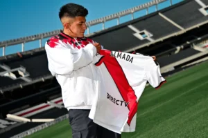 Torcedores do Flamengo ironizam Almada após meia escolher o River Plate