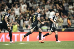 Cuello decide nos acréscimos, Atlético-MG segura pressão e avança na Sul-Americana; veja os gols