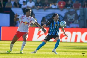 Bragantino marca aos 50 do segundo tempo, vence o Grêmio e encosta no G6 do Brasileirão; veja o gol