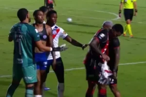 Cacá pega dois jogos de suspensão após tentar rasgar camisa de rival no Ba-Vi; veja vídeo