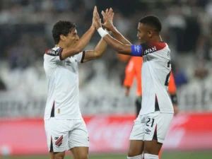 Athletico-PR vence batalha de cinco gols contra o Botafogo e encosta no Flamengo; veja os gols