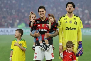 Flamengo realiza sonho de garoto que perdeu o pai e promove encontro emocionante no Maracanã; veja vídeo