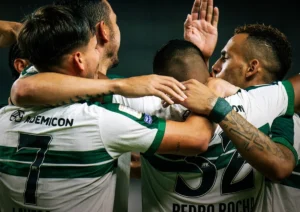 Coritiba busca virada nos acréscimos, vence o Remo e encosta no G6 do Brasileirão