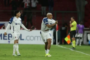 Deyverson encara torcida, provoca confusão e leva cartão amarelo em vitória da LDU; veja vídeo