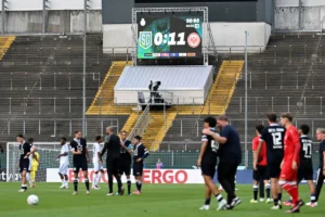 Frankfurt faz 10 gols no primeiro tempo e estreia com goleada histórica na Copa da Alemanha; veja vídeo