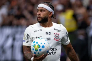 Memphis Depay pede união no Corinthians após derrota no clássico contra o Santos