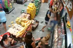 Mulher é morta a facadas enquanto aguardava atendimento em supermercado em São Paulo; veja vídeo