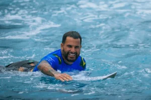 Prancha atinge rosto de Ítalo Ferreira, que leva cinco pontos no nariz antes de etapa em Fiji; veja vídeo