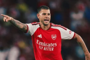 Bruno Guimarães converte pênalti na estreia pelo Arsenal e supera lembrança amarga da Copa; veja o gol