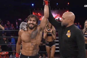Lutador nocauteia adversário e leva gambá de estimação para comemoração no ringue