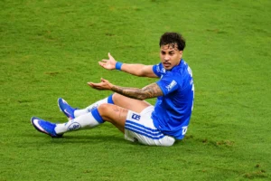 Atlético-MG aciona STJD e pede punição a Kaio Jorge após choque com Ruan Tressoldi; veja vídeo