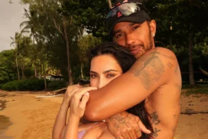 Lewis Hamilton e Kim Kardashian exibem momentos a dois durante pausa da Fórmula 1