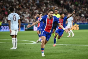 Kvaratskhelia acerta golaço na Supercopa e torcedores pedem georgiano na Bola de Ouro; veja o gol