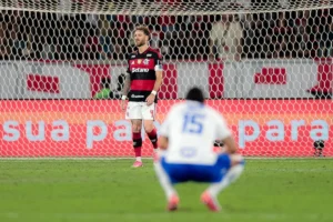 Léo Pereira critica condições do gramado do Maracanã após classificação do Flamengo; veja vídeo