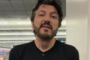 Lito Sousa aparece nas redes após diagnóstico de doença rara e faz apelo por estudo experimental; veja vídeo