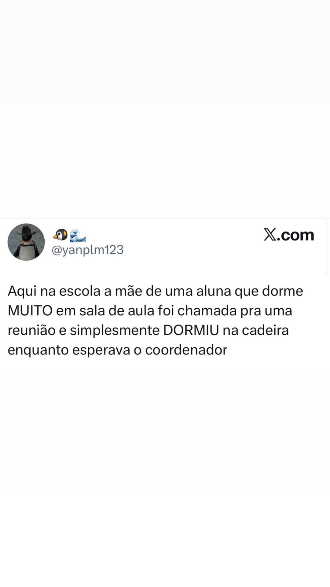 Mãe que dorme na reunião enquanto espera coordenador vira meme