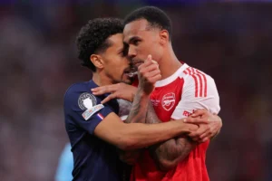 Abraço após pênalti perdido rende prêmio da Uefa a Marquinhos por gesto na final da Champions