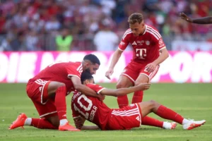 Musiala marca pelo Bayern, desmaia minutos depois e preocupa companheiros em amistoso; veja vídeo